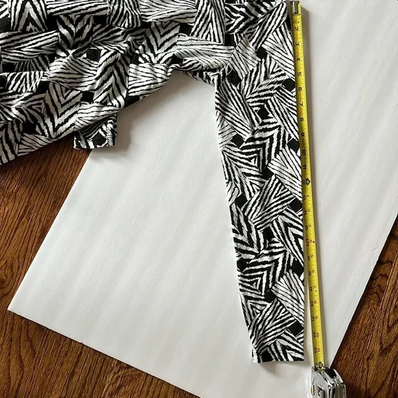 Jones New York Long Sleeve V-Neck Top Black/White Size S - Picture 10 of 11